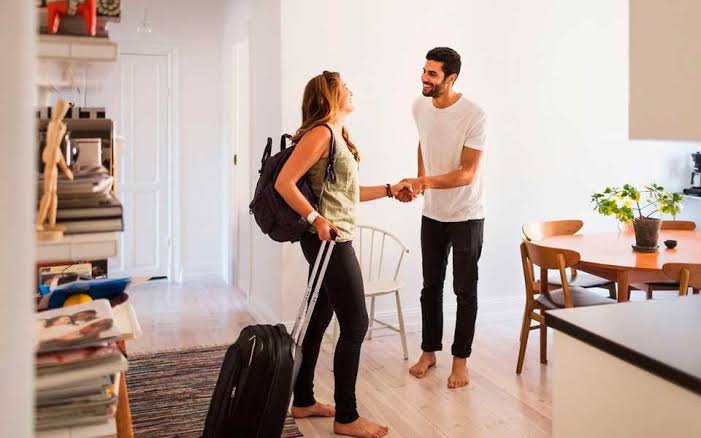 Llegada y check-in de huéspedes al departamento